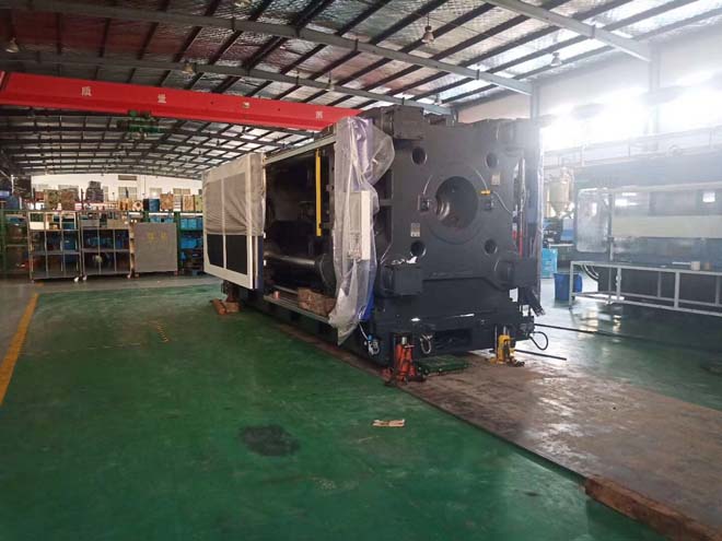 青島黃島區200噸注塑機設備車間安裝就位施工現場 青島黃島區200噸注塑機設備車間安裝就位施工現場